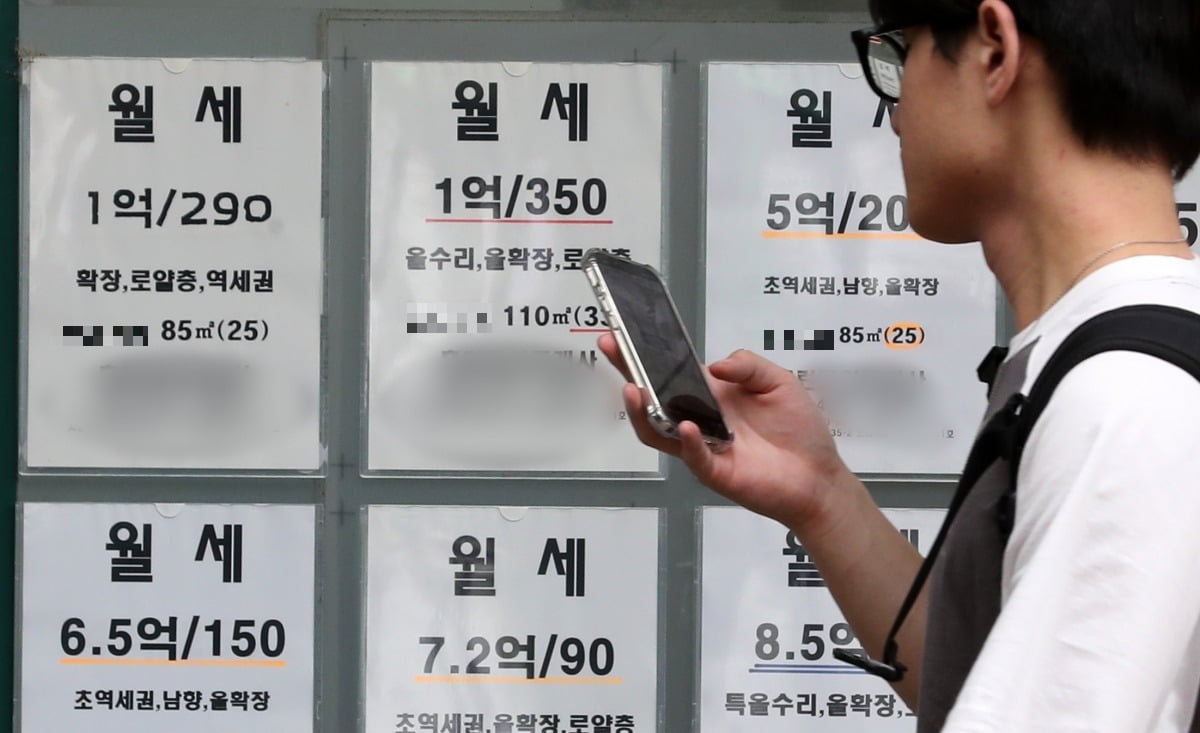 지난 21일 오후 서울 시내 한 부동산 중개업소에 붙어 있는 월세 매물 안내문. 사진=뉴스1