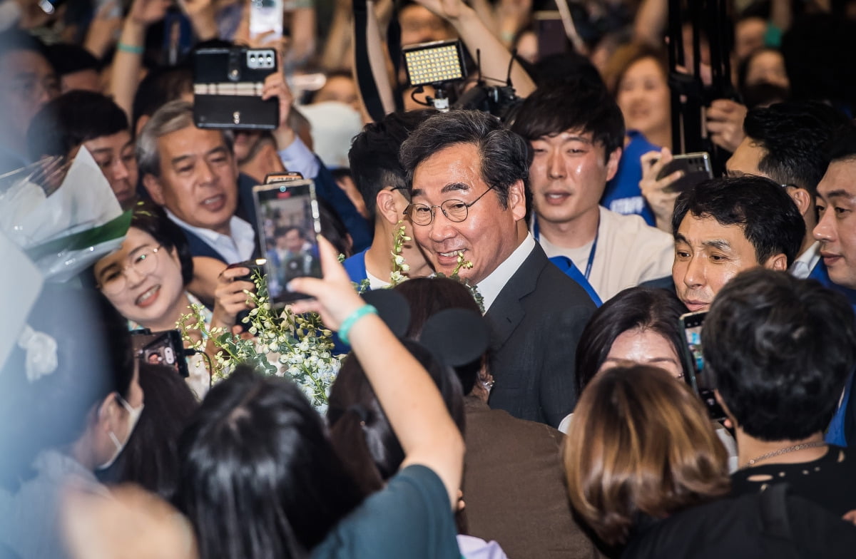 이낙연 전 더불어민주당 대표가 24일 오후 인천국제공항 제2여객터미널을 통해 귀국하던 중 지지자들과 인사를 나누고 있다. /사진=뉴스1