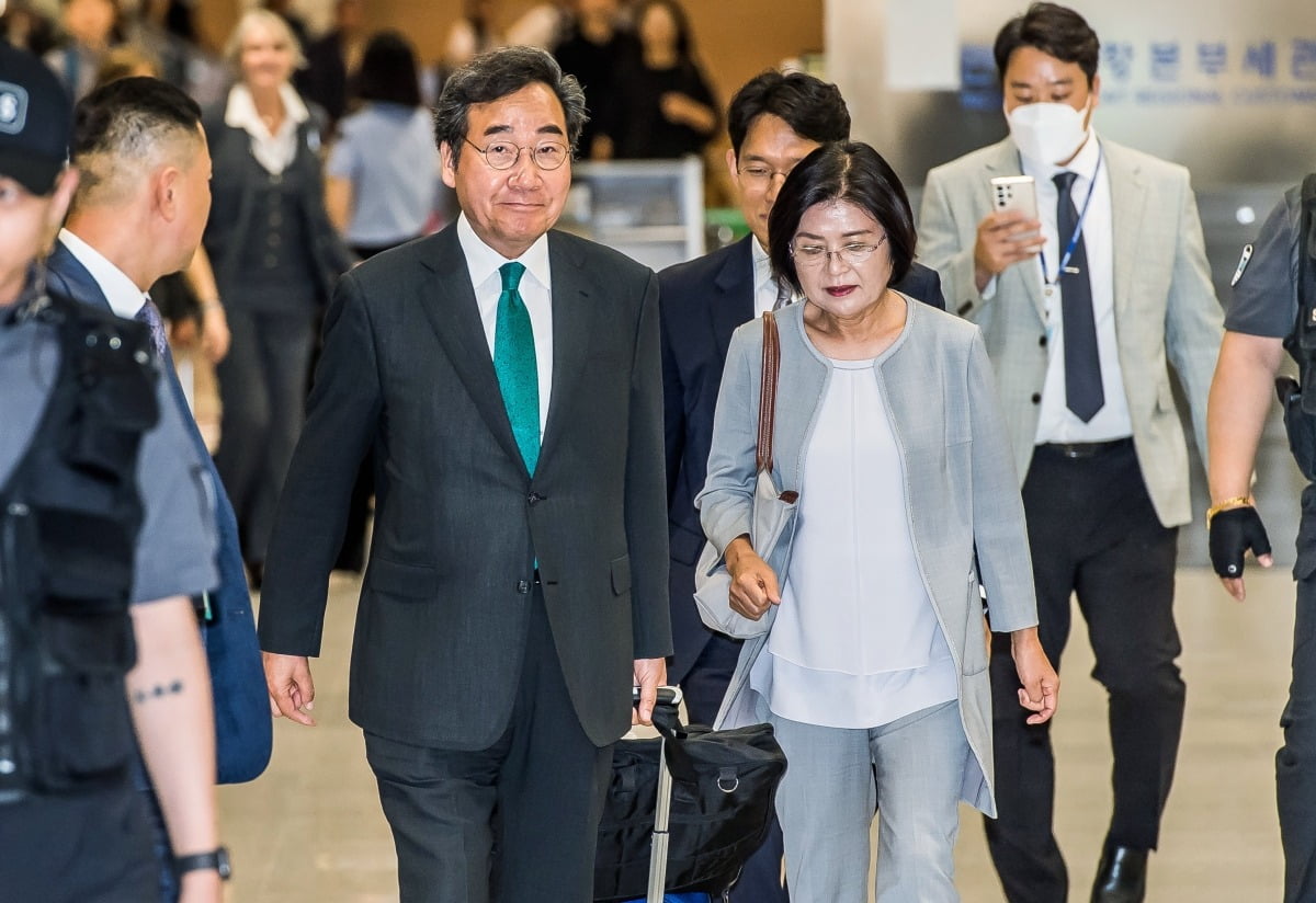 이낙연 전 더불어민주당 대표가 24일 오후 인천국제공항 제2여객터미널을 통해 귀국하고 있다. 사진=뉴스1