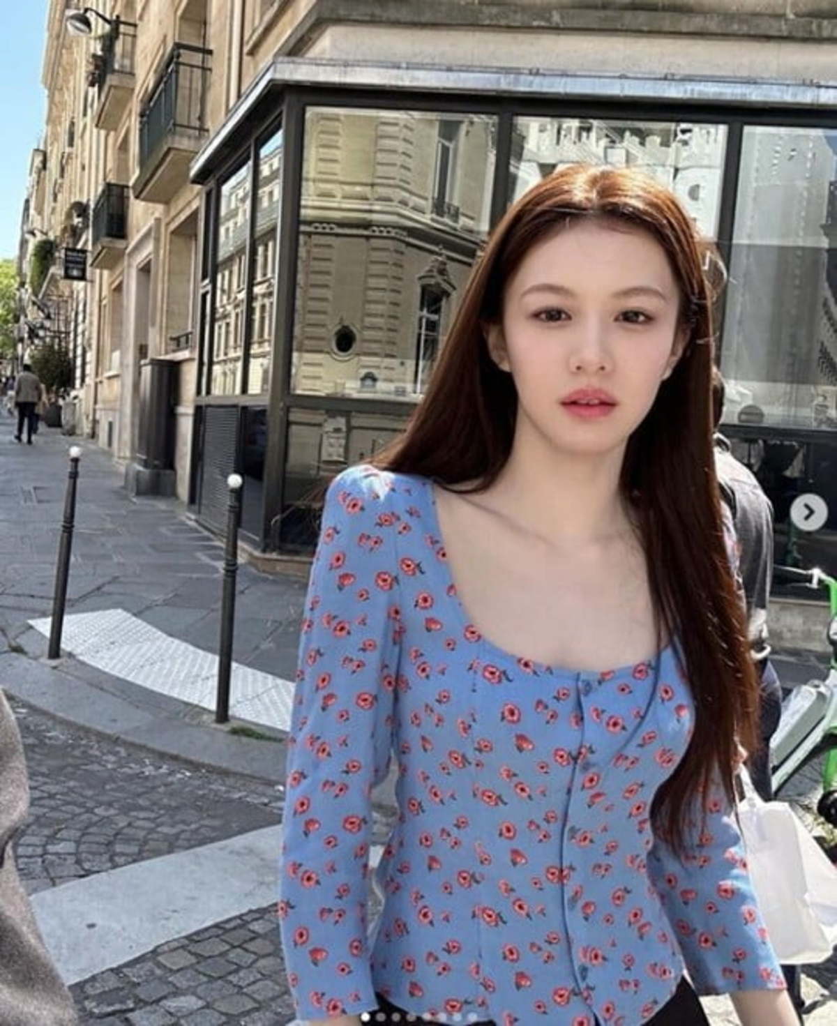 Go Yoon-jung showed her innocent beauty in France... Collar bone looks