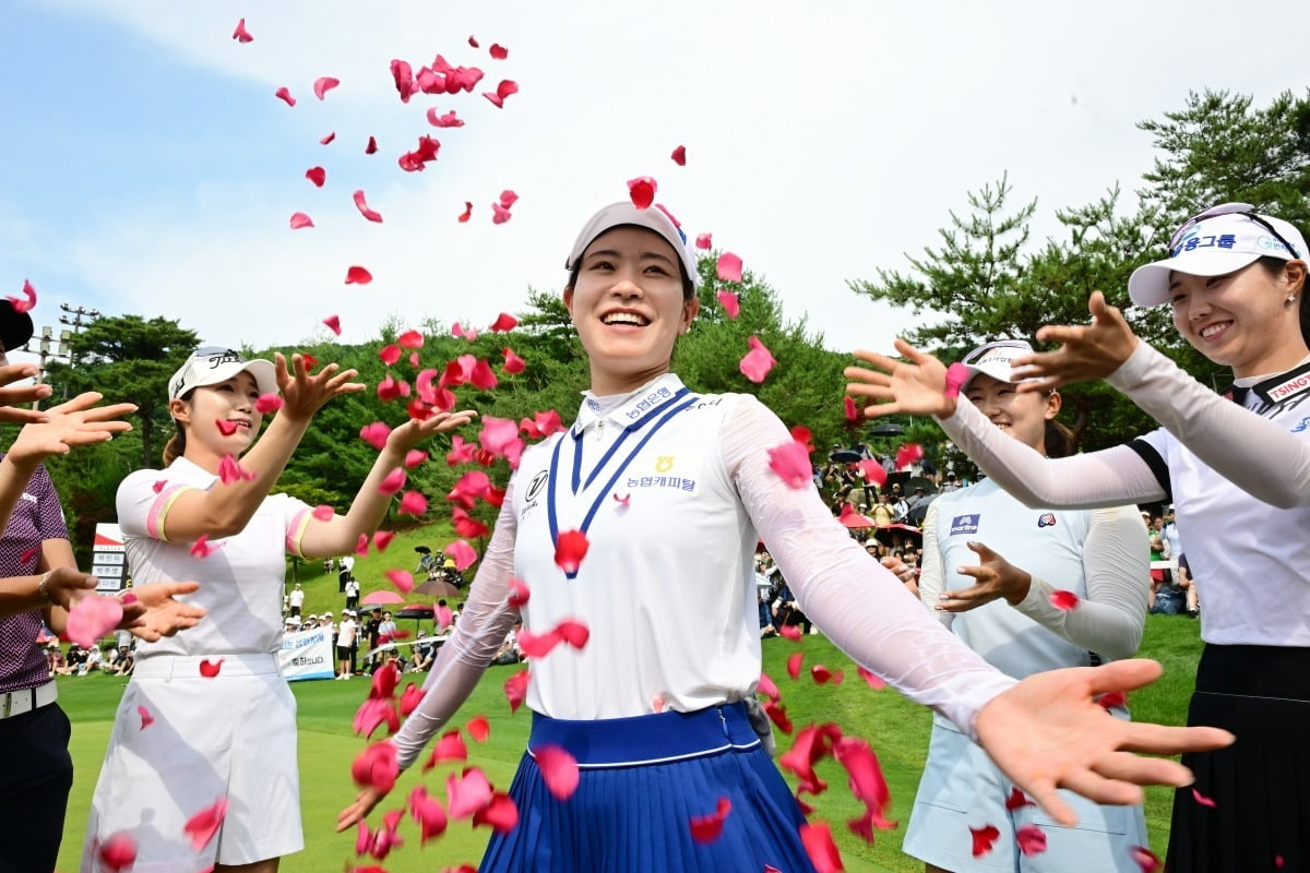 25일 경기도 포천힐스CC에서 열린 한국여자프로골프(KLPGA)투어 ‘BC카드·한경 레이디스컵 2023’ 최종 라운드 경기에서 박민지 선수가 우승 세리모니를 하고 있다./한경매거진 이승재 기자