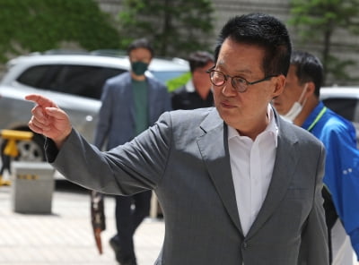 '채용 비리 의혹' 박지원 전 국정원장 경찰 출석
