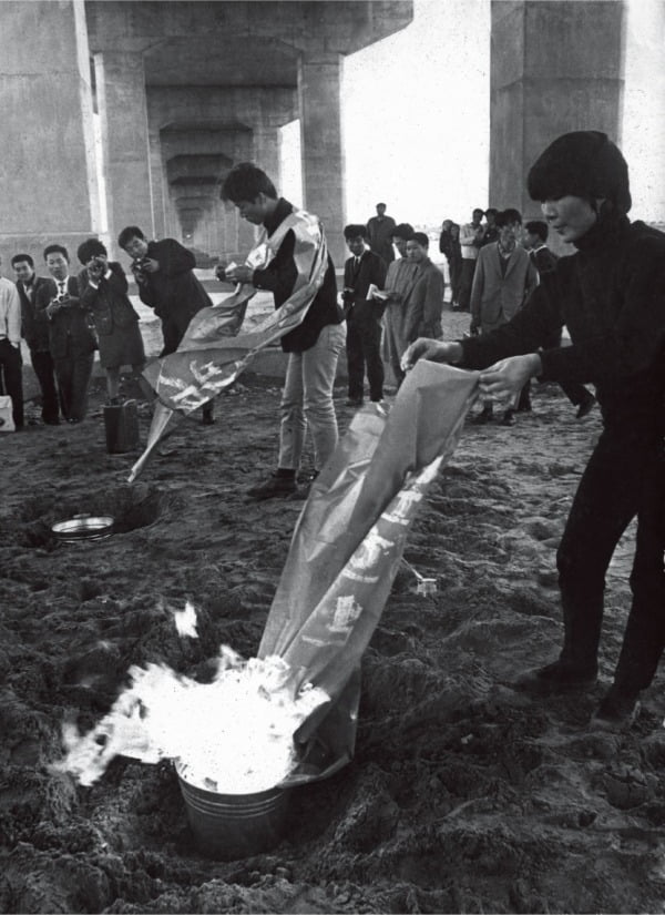 강국진·정강자·정찬승, 한강변의 타살, 1968, 1968년 10월 17일 제2한강교(현재의 양화대교) 아래 강변에서 열린 퍼포먼스