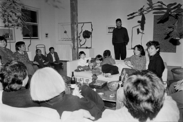 1985년 조각가 존배의 브루클린 집에 모인 정찬승(검정 옷을 입고 서 있는)와 김구림 백남준 등, 사진 임영균