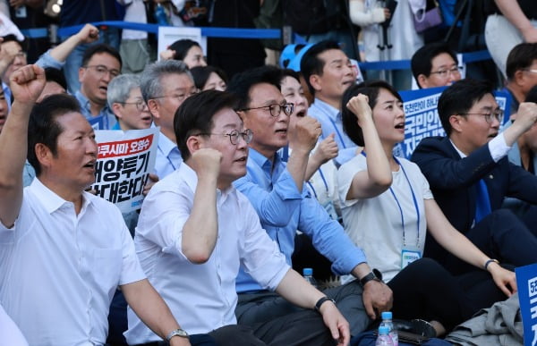 이재명 대표, 박광온 원내대표 등 더불어민주당 의원들이 1일 오후 서울 중구 숭례문 일대에서 열린 '일본 후쿠시마 원전 오염수 해양투기 규탄 범국민대회'에서 구호를 외치고 있다. 사진=연합