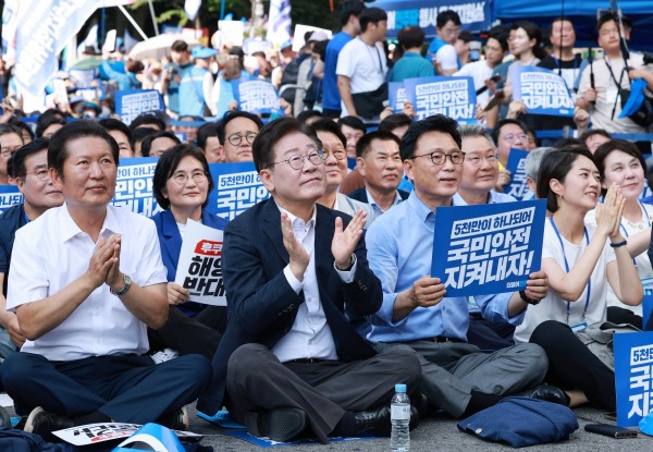 "똥을 먹을지언정 오염수는 안 먹는다"…'장외 투쟁' 나선 민주당