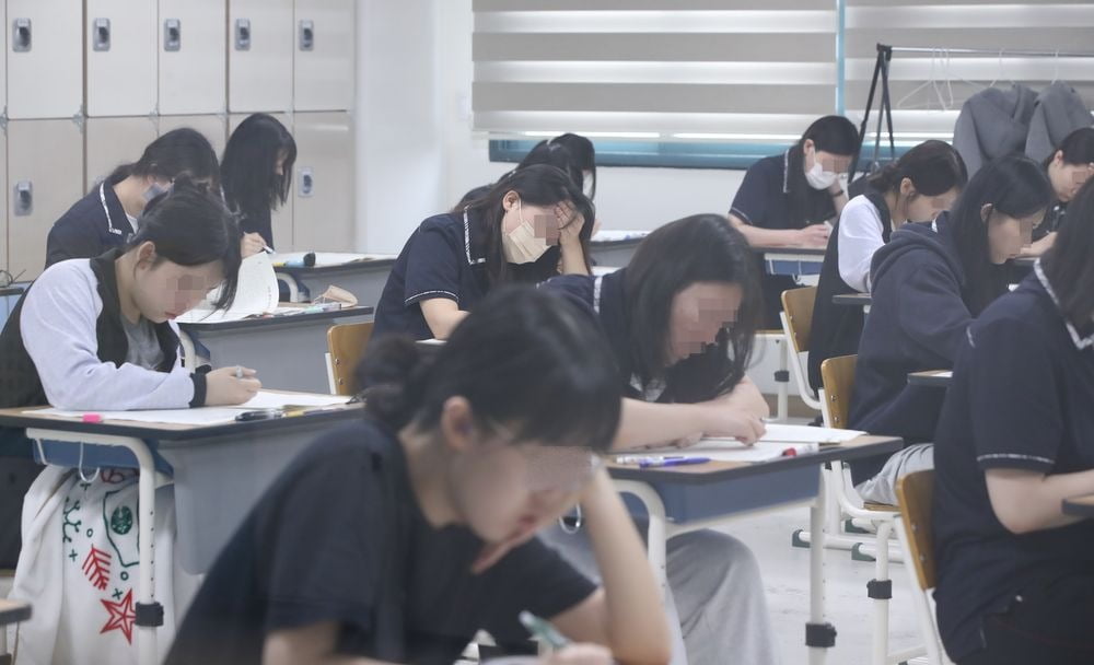 2024학년도 대학수학능력시험(수능) 대비 모의고사인 6월 전국연합학력평가가 실시된 지난달 1일 오전 대전 모 고등학교에서 학생들이 시험을 치르는 모습. 