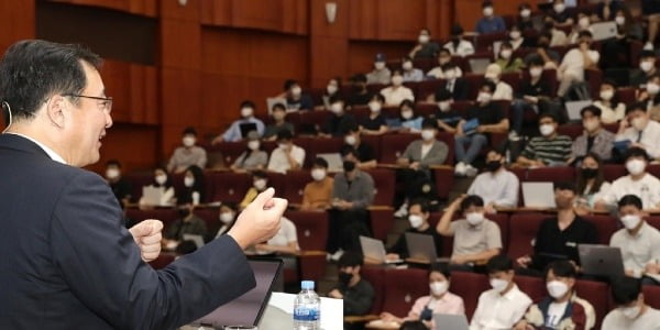 김남구 회장이 2017년 고려대에서 직접 채용설명회를 진행하고 있다.