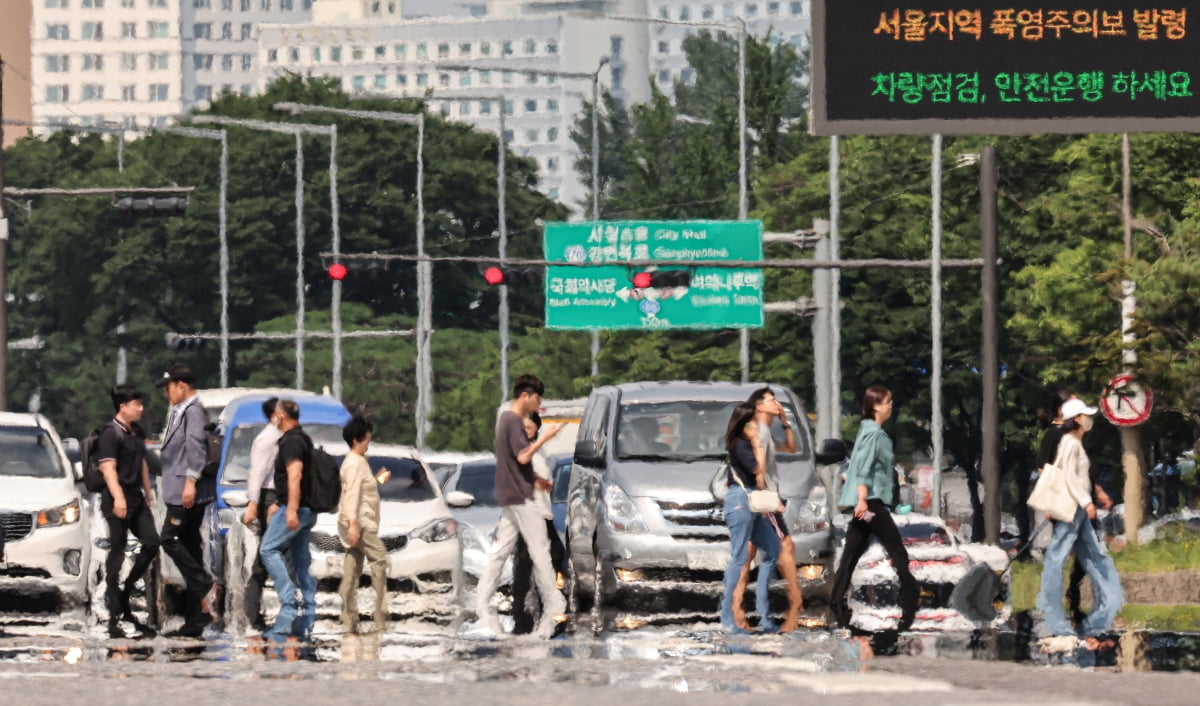 [포토] 올해 최고 더위…폭염에 펄펄 끓는 아스팔트