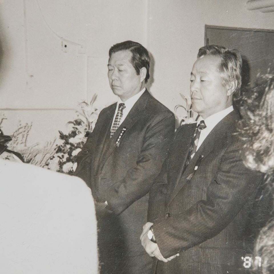 김대중 김영삼 전 대통령이 김민석 의원의 둘째 형 김민화씨의 빈소를 찾아 조문하고 있다.