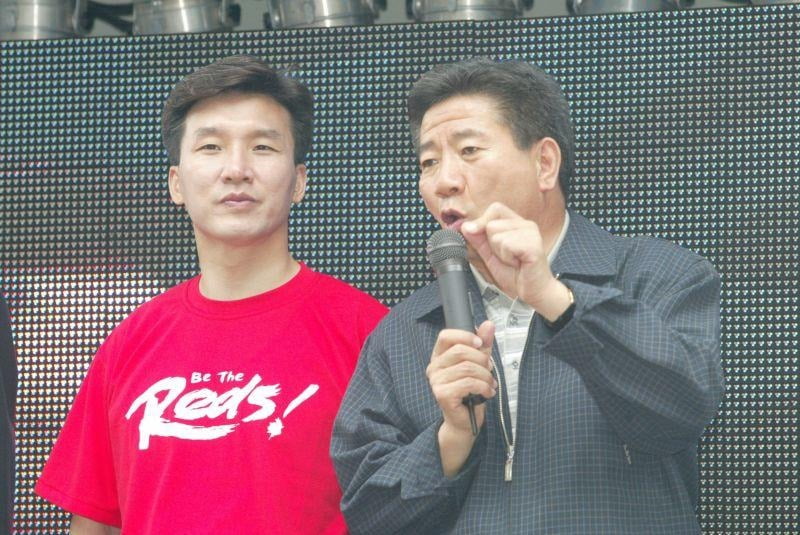 2002년 지방선거를 앞두고 노무현 당시 새천년민주당 대선 후보가 김민석 당시 서울시장 후보의 지원 연설을 하고 있다.