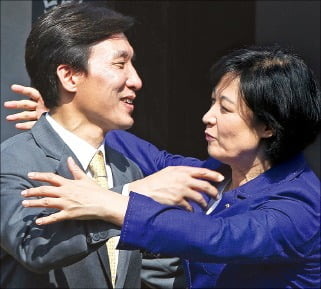 김민석 민주당 대표와 추미애 더불어민주당 대표가 합당 발표 후 포옹하고 있다.