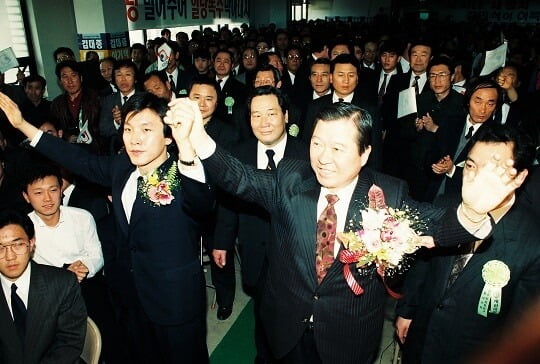 1992년 민주당 서울 영등포구을 지구당 창당 대회에서 김대중 당시 공동대표와 김민석 영등포구을 국회의원 후보가 손을 흔들고 있다.