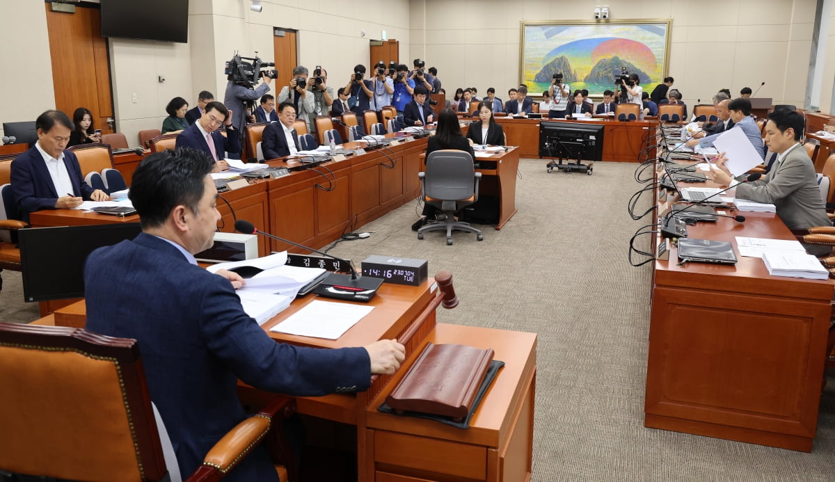 4일 국회에서 열린 정무위원회 법안심사제1토토 바카라 사이트원회에서 김종민 위원장이 의사봉을 두드리고 있다. 사진=김병언 기자