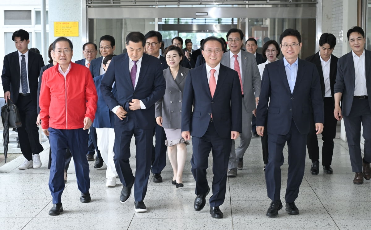 홍준표 대구시장, 공항 달빛철도 등 대구굴기 핵심사업 건의 