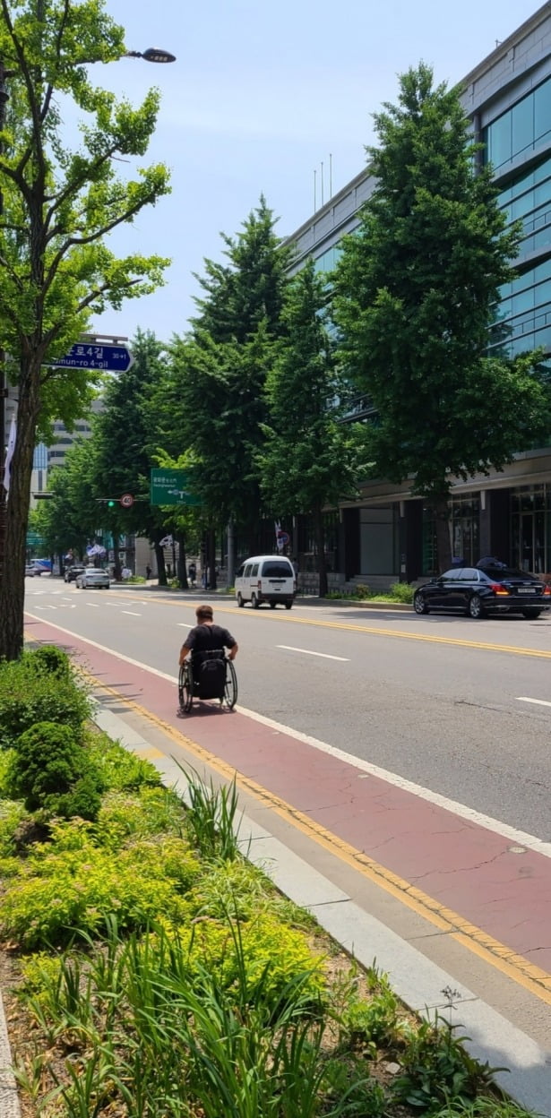 연습을 위해 회사가 있는 왕십리에서 집까지 휠체어로 돌아올 때도 있다. 김강민씨 제공