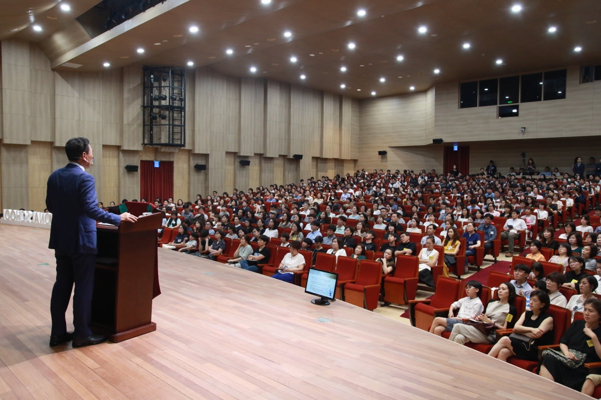 지난 2018년 서대천 SDC인터내셔널스쿨학원 이사장이 서초문화예술회관에서 입학 설명회를 진행하고 있다. 이번 설명회는 코로나로 5년 만에 열린다./사진=SDC인터내셔널스쿨 제공