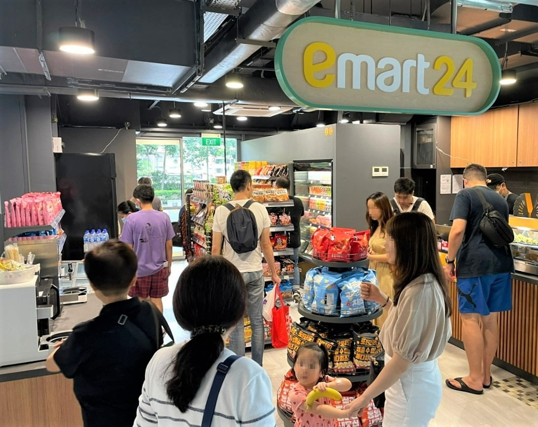 지난 4일 싱가포르 ‘스카이레지던스 앳 도슨’ 상가에 문을 연 이마트24 3호점./ 이마트24 제공