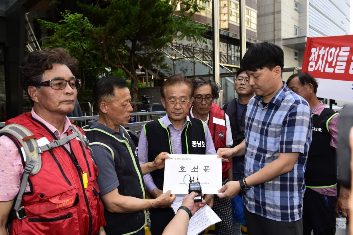 한국연안어업인중앙회 어민들이 지난달 28일 서울 여의도에 있는 여야 당사에 방문해 호소문을 전달하고 있다. 한국연안어업인중앙연합회 제공