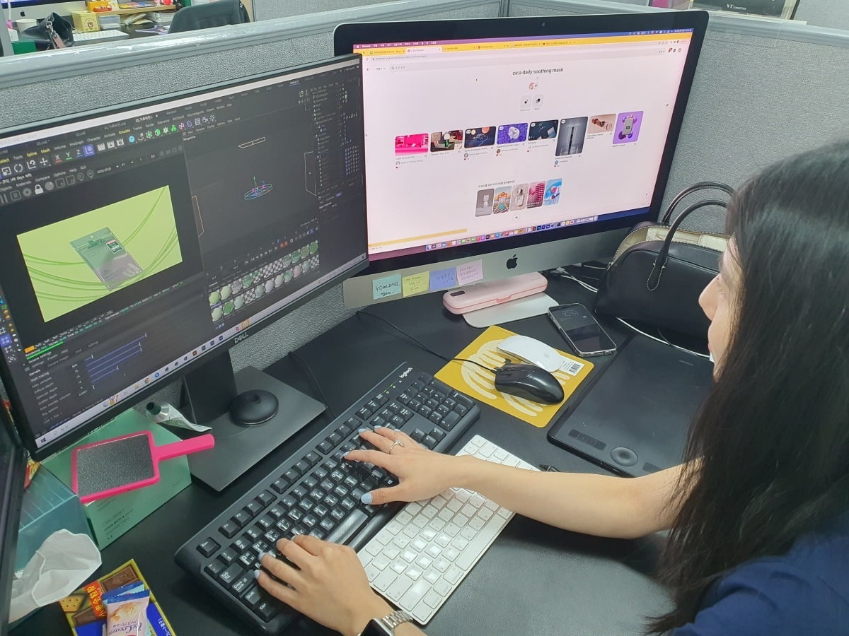 최아영 미디어팀 주임이 3D 비주얼 콘텐츠(옥외광고)를 만들고 있다.  /윤현주 기자