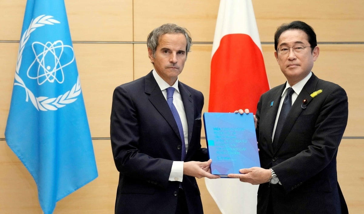기시다 후미오 일본 총리와 라파엘 그로시 IAEA 사무총장이 4일 후쿠시마 제1원전 처리수의 해양방류 계획에 대한 IAEA의 보고서를 들어보이고 있다./로이터연합뉴스