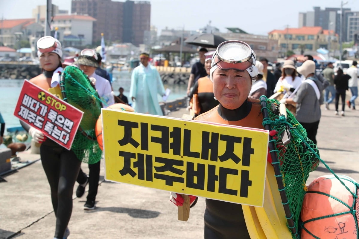 '내가 이순신이다 제주본부' 회원들이 6일 함덕리 정주항 앞바다에서 일본 오염수 방류 반대 해상시위를 위해 어선으로 향하고 있다./뉴스1