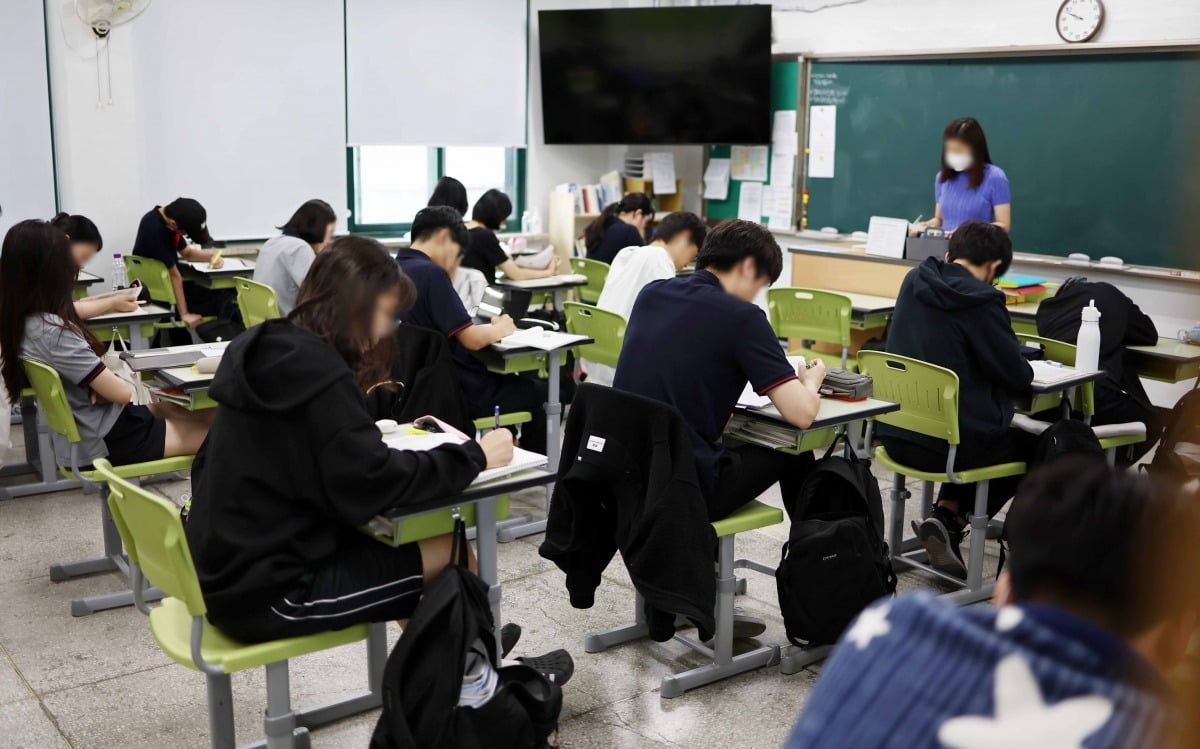 20일 서울의 한 고등학교 3학년 교실에서 학생들이 공부를 하고 있다./연합뉴스