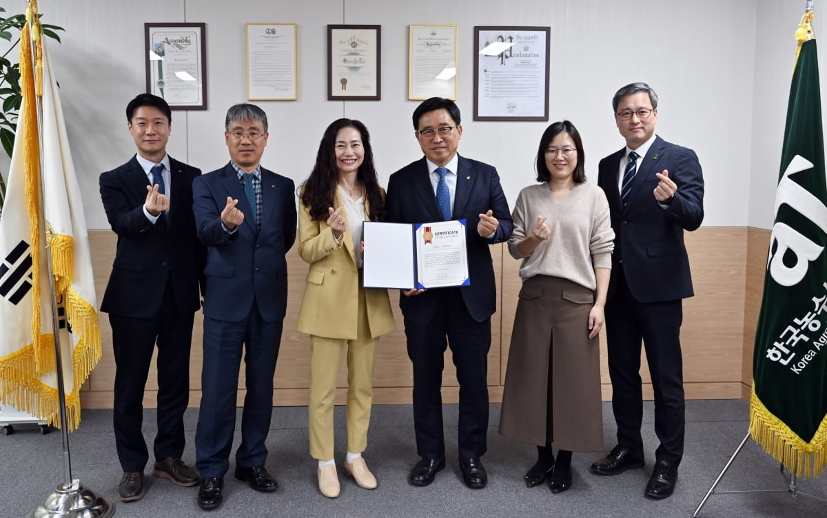 김춘진 한국농수산식품유통공사 사장이 지난 3월 한보화 주아르헨티나 한국문화원 원장에게 아르헨티나 ‘김치의 날’ 제정 추진 등에 기여한 공로로 감사장을 전달하고 있다. 한국농수산식품유통공사 제공
