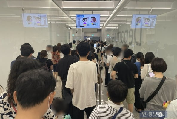 지난 2일 인천공항에서 출국 수속을 위해 긴 대기 줄을 서있는 사람들. /사진=김세린 기자
