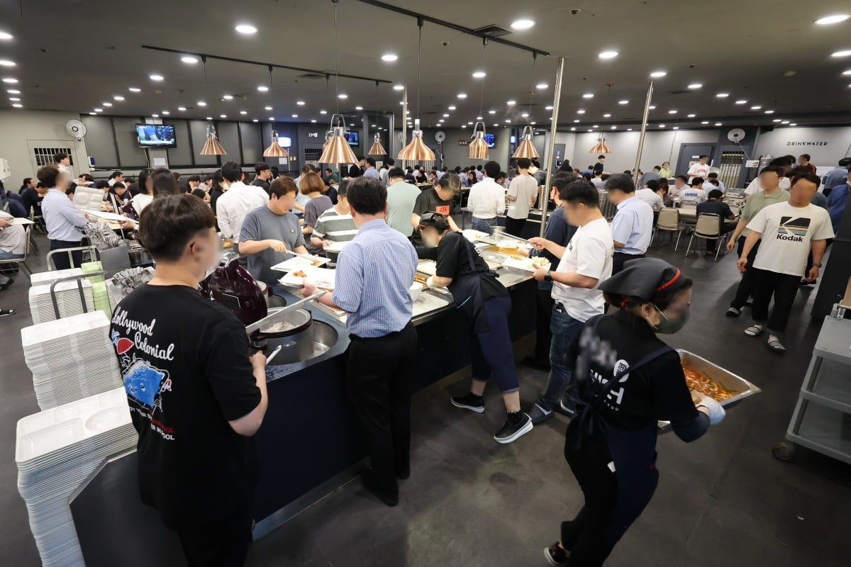 서울 시내 한 오피스빌딩 지하에 위치한 구내식당에서 직장인들이 점심식사를 하고 있다.(*사진은 본문과 무관함) / 사진=연합뉴스