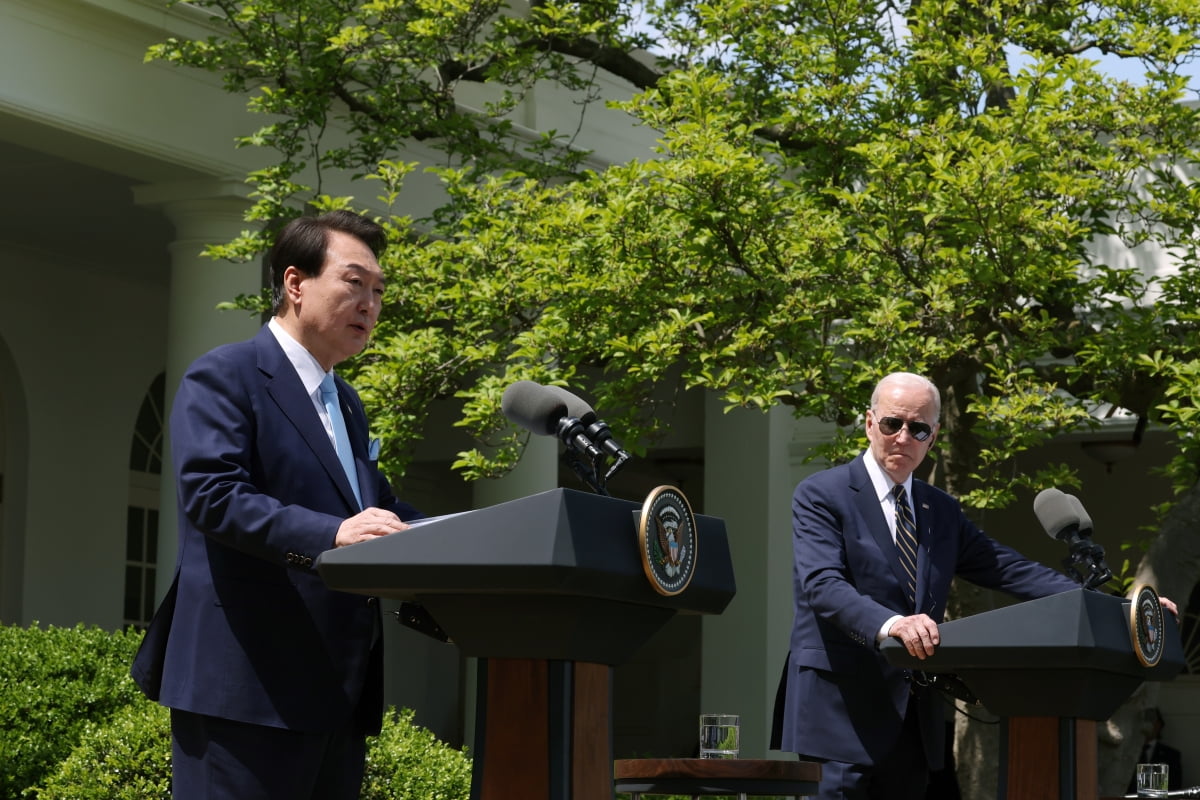 윤석열 대통령과 조 바이든 미국 대통령이 4월 26일 워싱턴DC 백악관에서 열린 정상회담을 마치고 공동기자회견을 하고 있다. 대통령실사진기자단