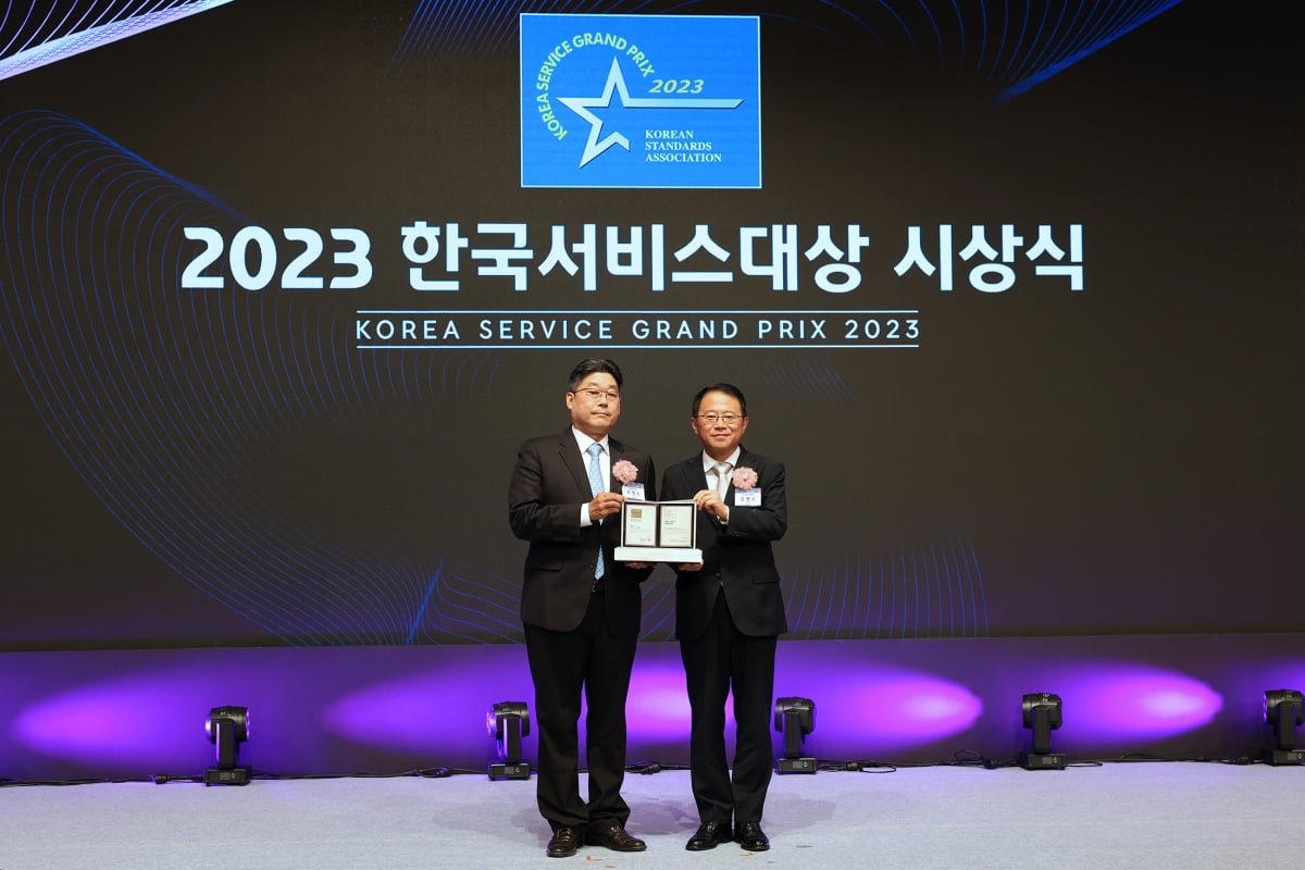 롯데건설 전략기획부문 주영수 상무(왼쪽)가 '2023 한국서비스대상 시상식'에 참여해 수상 후 기념촬영을 하고 있다. 사진=롯데건설 제공 