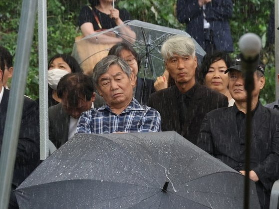 지난 9일 경기도 남양주시 모란공원에서 고(故) 박원순 전 서울시장 추모제가 열린 가운데 김수진 이화여자대학교 명예교수(가운데에서 왼쪽)가 참석하고 있다./ 사진=연합뉴스