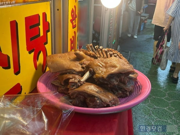 가게 밖에 놓여진 삶아진 개고기의 모습. /사진=김세린 기자