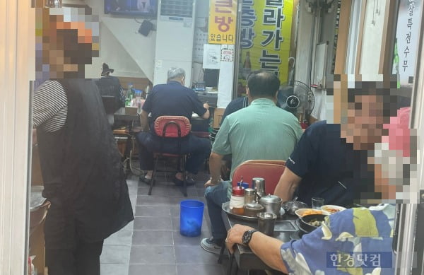 서울 종로구의 한 보신탕 가게에서 식사를 하고 있는 시민들. /사진=김세린 기자