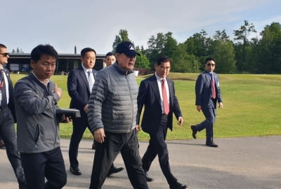 '천안함 모자' 쓰고 나토 정상회의 개최지 산책한 尹