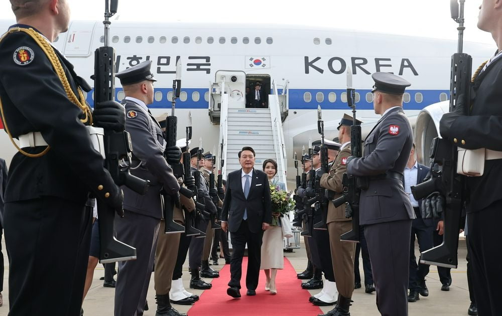 윤석열 대통령과 김건희 여사가 12일(현지시간) 폴란드 바르샤바 쇼팽 국제공항에 도착해 공군 1호기에서 내린 뒤 의장대를 사열하고 있다.  /연합뉴스