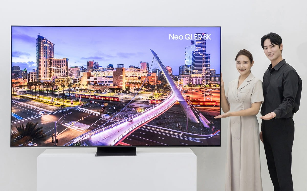 삼성전자가 13일 출시한 87형 네오 QLED 8K TV를 모델들이 소개하고 있다. 삼성전자 제공