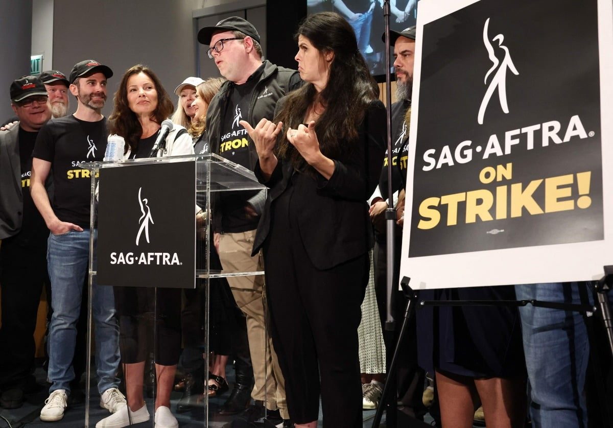 프란 드레셔 스크린연기자조합-미국텔레비전라디오예술가연맹(SAG-AFTRA) 회장(왼쪽 네번째)이 13일(현지시간) 로스앤젤레스에서 파업 기자회견을 하고 있다. AFP