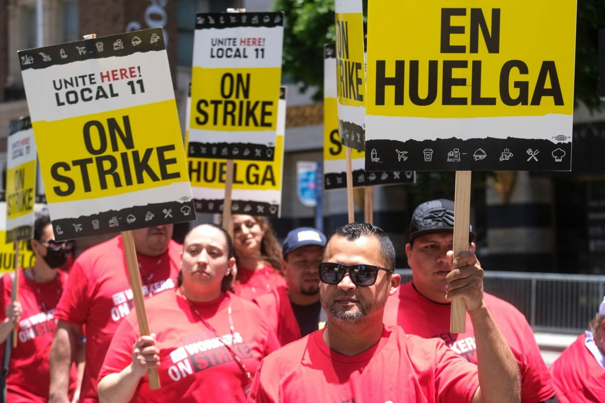 로스앤젤레스(LA) 호텔 노동자들이 지난 2일(현지시간) LA 인터콘티넨탈 호텔 앞에서 피켓 시위를 벌이고 있다. AFP