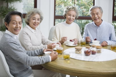 친구들 자주 만나는 노인 뇌 보니…'이것' 달랐다 [건강!톡]