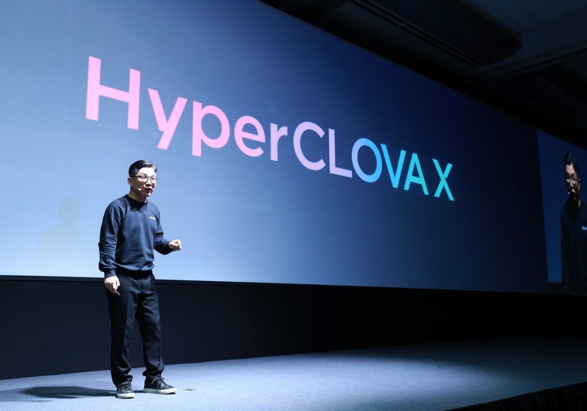 지난 2월 열린 개발자 콘퍼런스에서 하이퍼클로바X를 소개하고 있는 김유원 네이버클라우드 대표.  /네이버 제공
