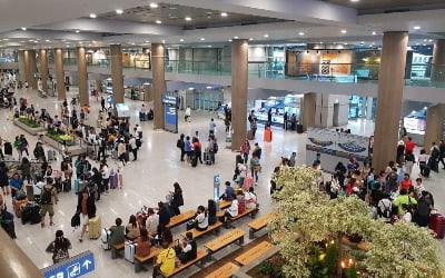 인천공항 여객 수 70% 회복…나머지 30%는 언제?