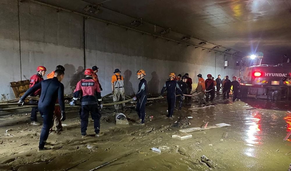 17일 해양경찰청 중앙해양특수구조단 대원들이 폭우로 침수된 충북 청주 오송읍 궁평2 카지노 꽁돈에서 소방 등 관계기관과 실종자 수색을 하고 있다. 연합뉴스