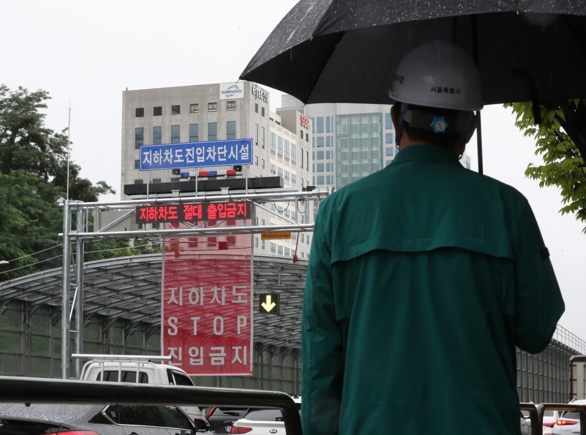 18일 오후 서울 강남구 염곡동서지하차도를 방문한 오세훈 서울시장이 지하차도 진입 차단 시설이 시연되는 모습을 바라보고 있다. 뉴스1