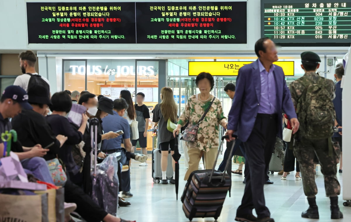 [포토] 집중호우로 닷새째 카지노 꽁머니 즉시지급 운행 차질…일반카지노 꽁머니 즉시지급 운행 중단