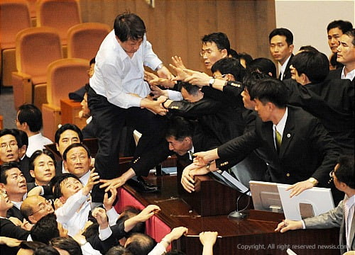 2009년 이윤성 국회부의장(한나라당)이 방송법등 미디어법을 통과하려고 하자 조정식 민주당 의원이 몸을 던져 막고 있다.  /조정식 의원실 제공