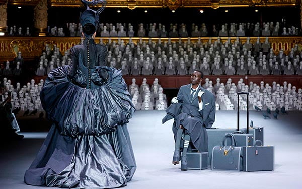 파리 오페라 극장 메운 톰 브라운, 비둘기와 2천명의 '종이 군중'