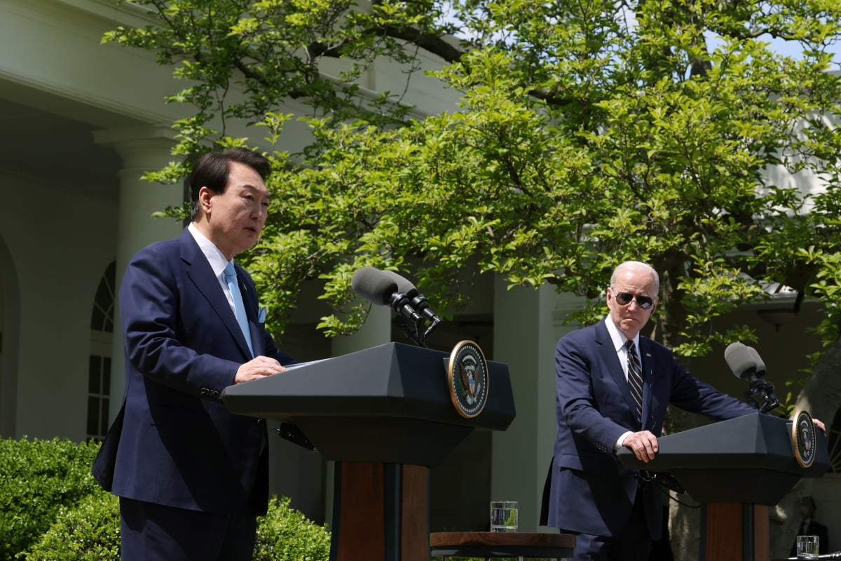 윤석열 대통령과 조 바이든 미국 대통령이 4월 26일 미국 워싱턴DC에서 정상회담을 마친 뒤 기자회견을 하고 있다. 대통령실 제공