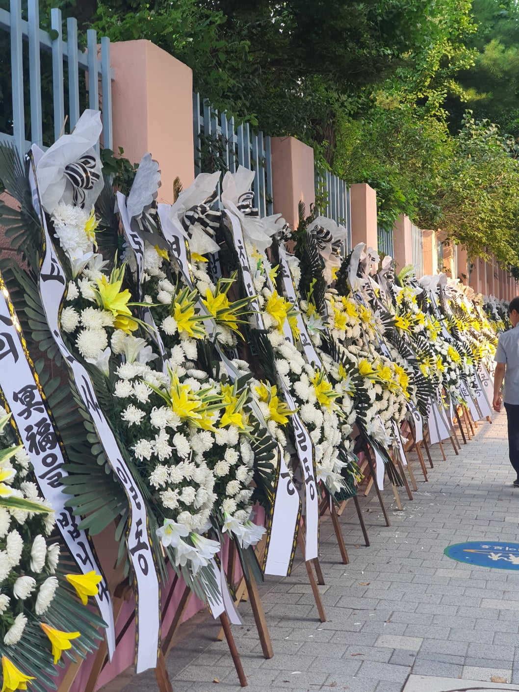 서울 서초구 서이초 앞에 전국 교사들이 보내 온 화환들이 세워져 있다. 오전 7시 기준 140개가 넘는 화환이 배달됐다.  /이혜인 기자